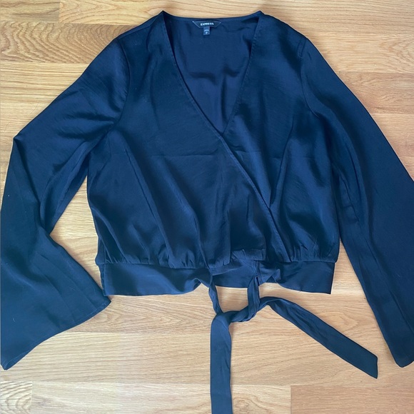 ❣️Express Wrap Top - Picture 3 of 5